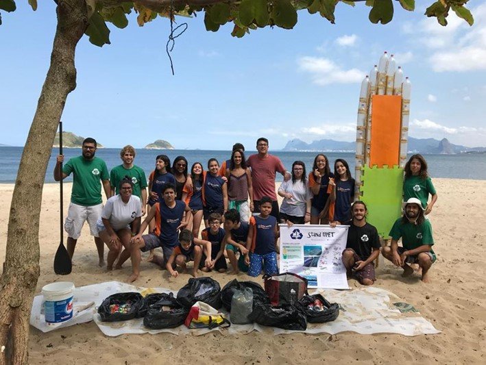 Estudantes aprenderam na internet como fazer pranchas sustentáveis. Foto: Equipe Stand UPET