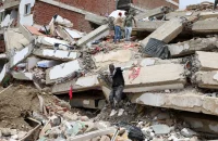 Equipes de resgate são vistas no local de um prédio que desabou após um terremoto em La Guaira, Venezuela (Foto: Reuters).