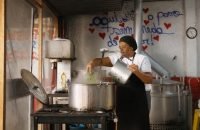 Vem Comer Com a Gente - Cozinhas Solidárias acompanha cinco personagens em diferentes regiões do Brasil, e mostra como as cozinhas, criadas para garantir alimentação gratuita e saudável, também se tornaram espaços que hoje influenciam a política, a economia, a saúde e a cidadania