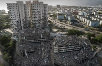 Imagem de prédios atingidos pelos terremotos três dias após atingirem Catia La Mar, na Venezuela (Crédito: Matías Delacroix/AP News)