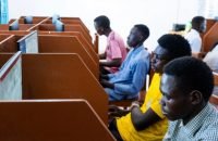 ACNUR/Insa Wawa Diatta
Pessoas refugiadas sudanesas usam computadores em um centro de conectividade no assentamento de refugiados de Farchana, no Chade