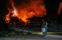 Pessoas próximas de prédios destruídos após um terremoto, em La Guaira, na Venezuela, em 25 de junho de 2026REUTERS/Maxwell Briceno