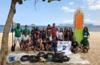 Estudantes aprenderam na internet como fazer pranchas sustentáveis. Foto: Equipe Stand UPET