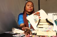 ©ACNUR/Paola Bello
A haitiana Cheslie Baptiste, à frente da empresa Ezansel, produz artigos de moda autoral e estará na Feira do Empreendedor 2026